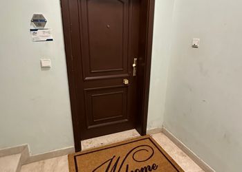 شاليه بصالة جلوس وإطلالة مميزة 