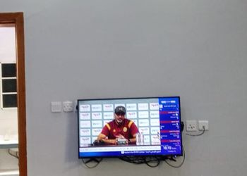 شاليه بجلسة مطلة على مسبح 