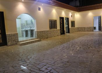 استراحة بمسطح اخضر وألعاب أطفال