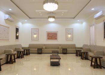 استراحة بألعاب أطفال ومسطح اخضر 
