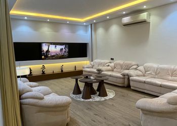 شاليه بمسطح اخضر وجلسة خارجية 
