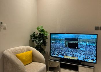 استديو بسرير مريح وتصميم هادئ 