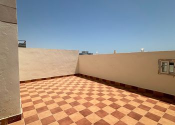 شقة بصالة وغرفة نوم وبأثاث مريح
