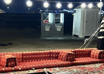 مخيم أنيق بملعب طائرة وحفرة مندي
