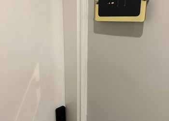 شقة بصالة أنيقة ودخول ذاتي
