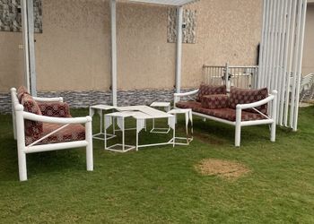 شاليه بجلسة تطل على مسبح خارجي 