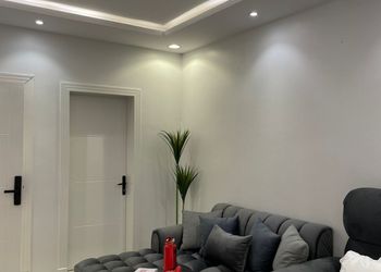 استديو بأثاث مريح وبسيط 