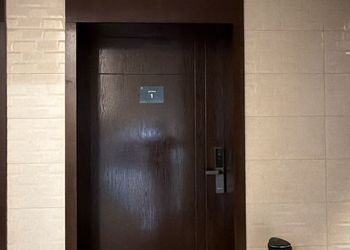 استديو بأثاث مريح وبسيط 