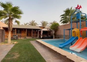 شاليه كوخ خشبي بمسبح العاب مائية