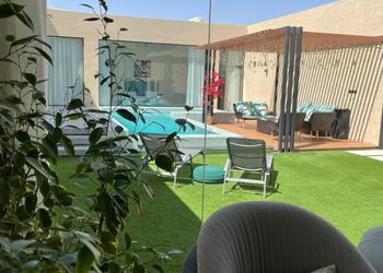 شاليه بجلسة تطل على مسبح 