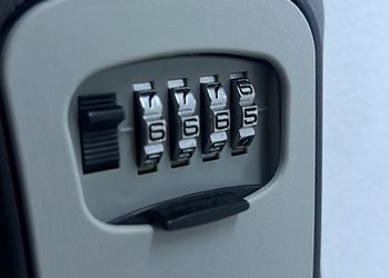 استديو بأثاث مريح وبسيط 