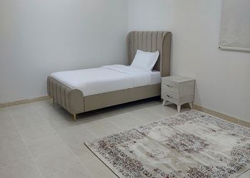 شقة بغرفة جلوس وثلاث غرف نوم 