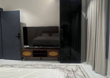 استديو بأثاث مريح وبسيط 