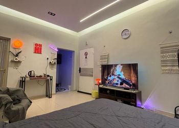 استديو بأثاث مريح وبسيط 