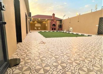 استراحة بجلسه مطله على مسطح اخضر 