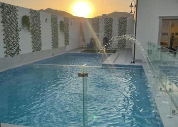 شاليه بجلسة خارجية على المسبح 