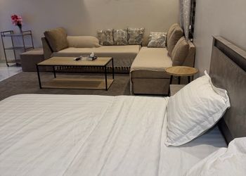 شقه بأثاث مريح وبسيط