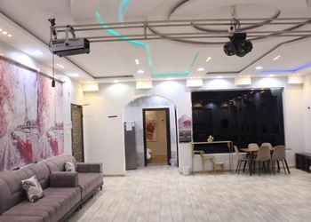شاليه بمسطح اخضر وجلسة خارجية