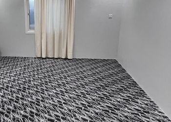 شقة بصالة وغرفتين نوم وبأثاث مريح