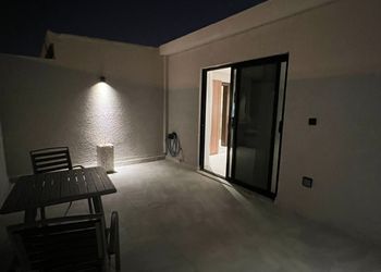 استديو بسرير ماستر وجلسة جانبية 