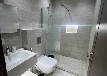 شقة بصالة وغرف نوم ومجلس