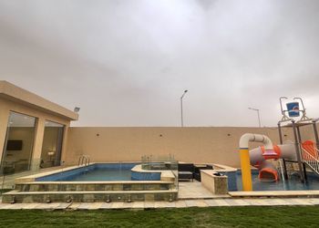 شاليه بمسطح اخضر ومسبح خارجي