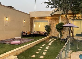 شاليه بمسطح اخضر وجلسة خارجية 