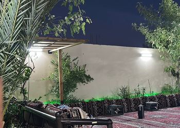 استراحة بمسطح اخضروجلسة خارجية 