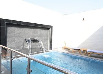 شاليه بغرفة نوم مطلة على المسبح 