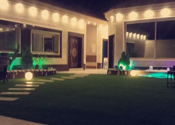 شاليه بمسطح اخضر وجلسة خارجية