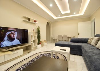 شقة فاخرة بثلاث غرف نوم وصالة 