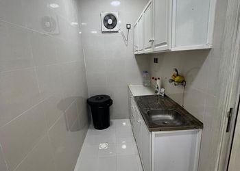 استديو بأثاث مريح وبسيط 