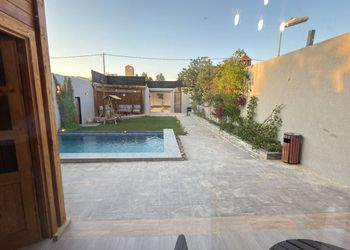 شاليه بمسطح اخضر