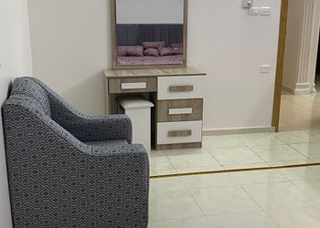 شقة بغرفة جلوس وغرفتين نوم 