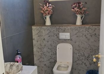 شاليه بجلسة خارجية ومسبح 
