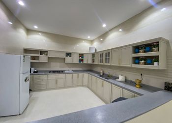 شاليه بجلسة مطلة على الحديقة 