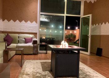 شاليه بمسطح اخضر ومسبح
