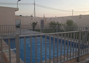 شاليه بجلسة تطل على مسبح خارجي 