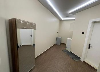 استديو بأثاث مريح وبسيط 