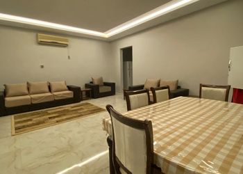 مزرعة بجلسة خارجية وألعاب أطفال 