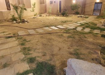 استراحة بمجلس واسع وفناء خارجي
