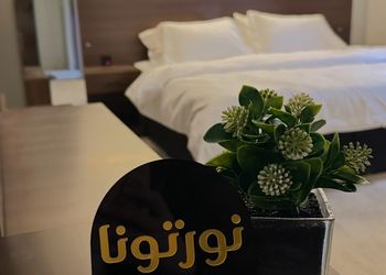 شقة بصالة جلوس وغرفتين نوم 