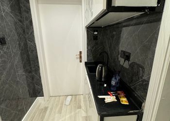 استديو بأثاث مريح وبسيط 