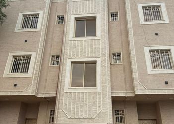 شقة بغرفة معيشة وغرفتين نوم 