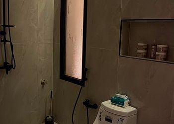 شقة بصالة ومجلس وغرفتين نوم 
