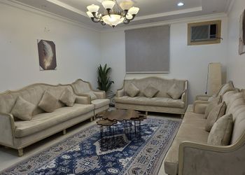 شقة بصالة وغرف نوم ومجلس