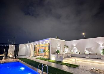 شاليه بجلسة تطل على مسبح خارجي 