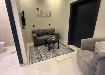 شقة بسرير ماستر و مجلس 