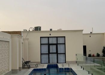 شاليه بمسطح اخضر وجلسة خارجية