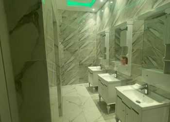 شاليه بجلسة تطل على مسبح خارجي 